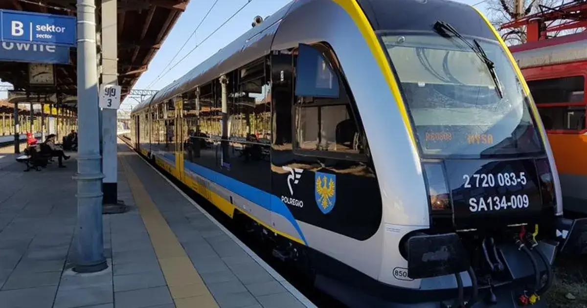 Nowoczesny pociąg Polregio z napisem