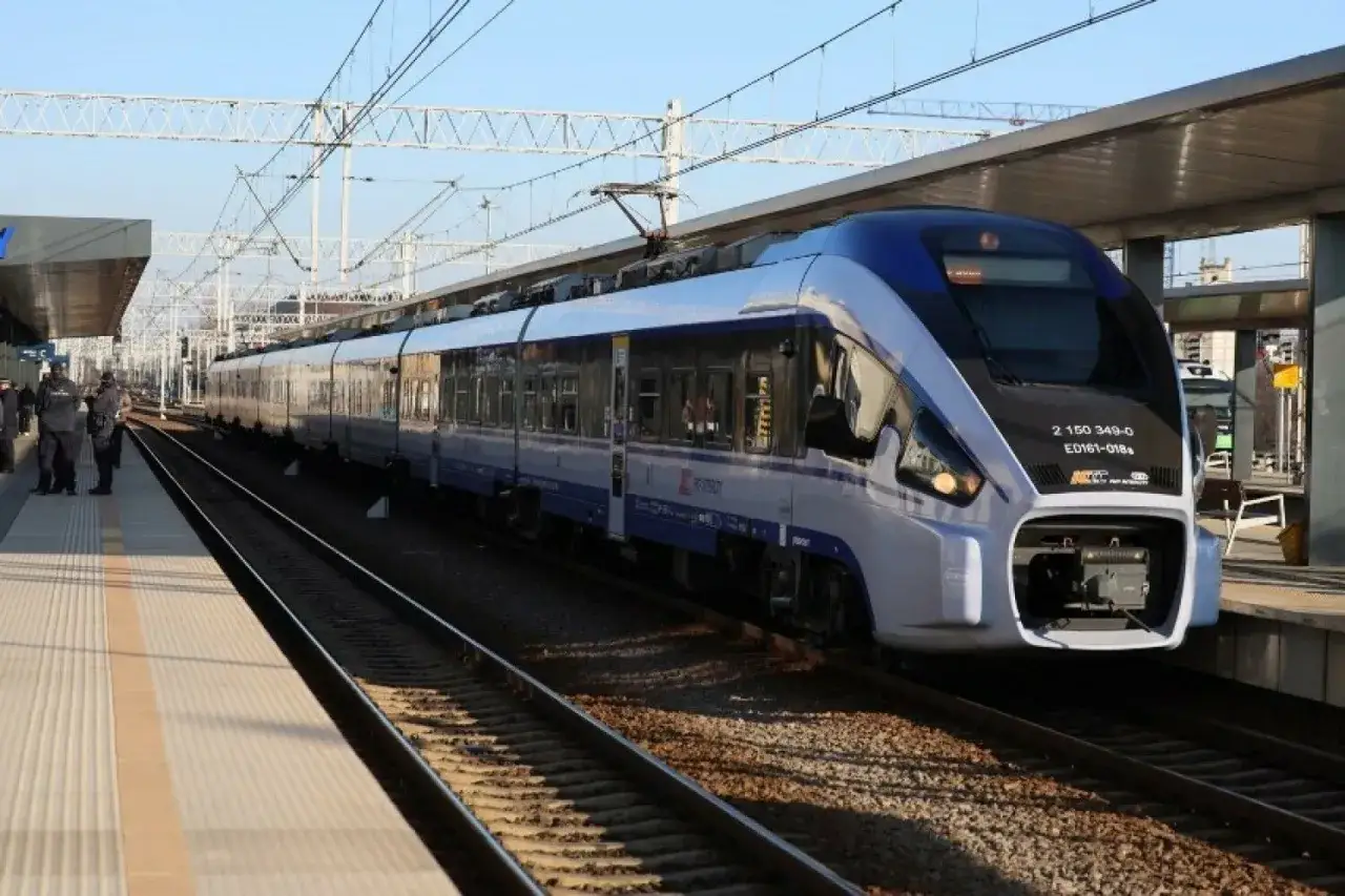 Nowoczesne pociągi PKP Intercity na stacji, gotowe do podróży z Krakowa do Lublina.