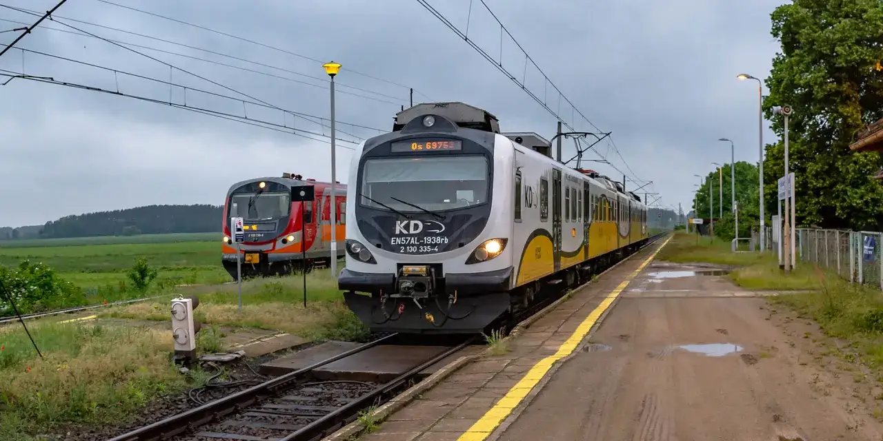 Dwa pociągi stoją na stacji. Jeden biało-żółty, drugi czerwony. Czas na podróż, może właśnie ten pociąg do Zielonej Góry?