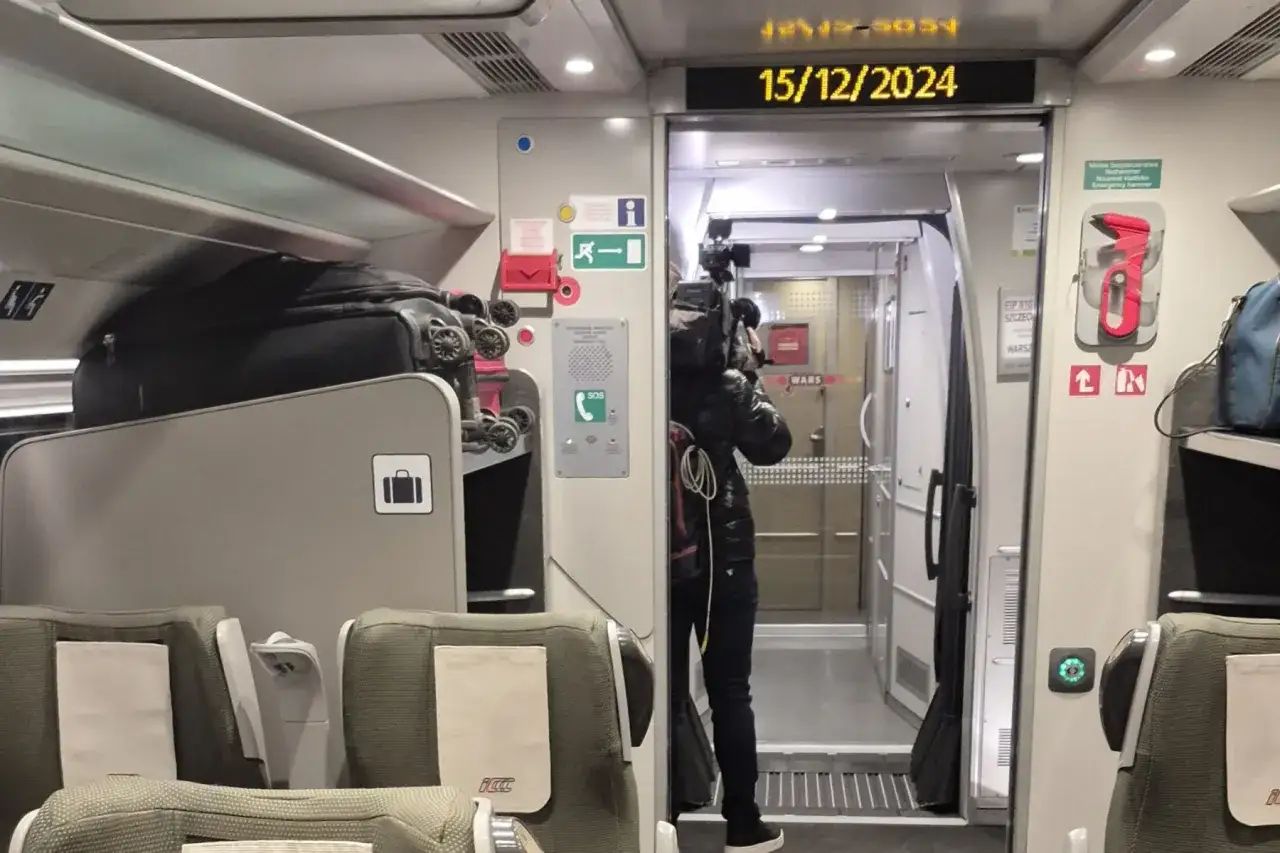 Wnętrze Pendolino Warszawa-Szczecin. Kamera rejestruje podróż.