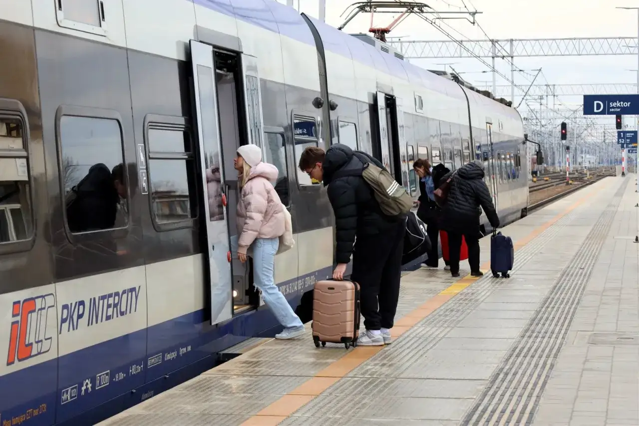 Ludzie wsiadają do pociągu PKP Intercity na trasie Kraków-Lublin.