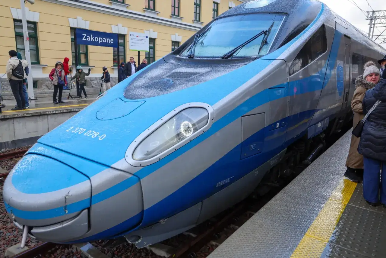 Pendolino Warszawa Zakopane na stacji. Pasażerowie czekają na podróż w zimowy dzień.