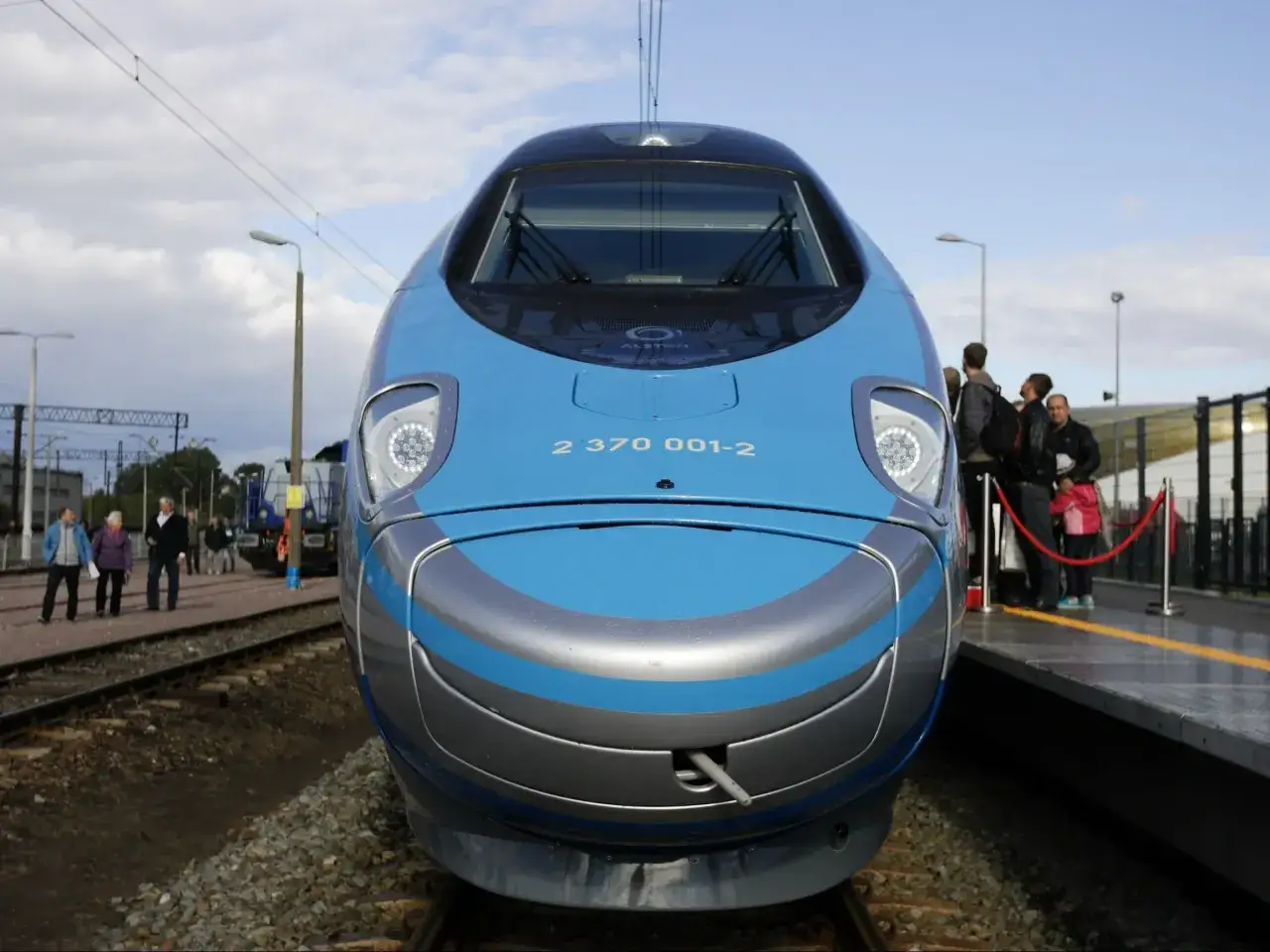 Błękitny pociąg Pendolino na torach, gotowy do podróży z Krakowa do Gdańska.