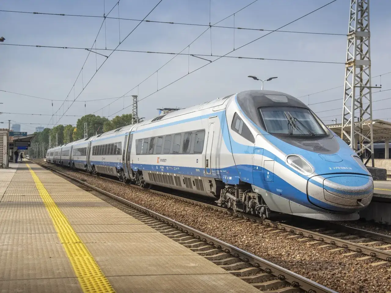 Nowoczesny pociąg Pendolino na torach, gotowy do podróży z Krakowa do Gdańska.