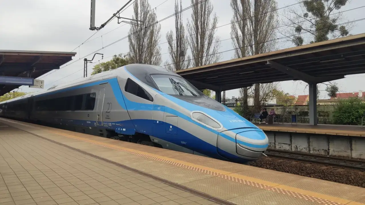 Nowoczesny pociąg Pendolino gotowy do podróży z Krakowa do Gdańska.