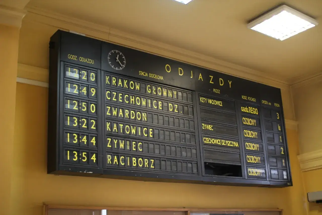 Tablica odjazdów PKP: pociągi do Krakowa, Czechowic, Zwardonia, Katowic, Żywca, Raciborza. Sprawdź, który peron PKP wybrać.