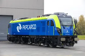 Nowa, niebiesko-zielona lokomotywa Dragon 2 PKP Cargo gotowa do pracy.