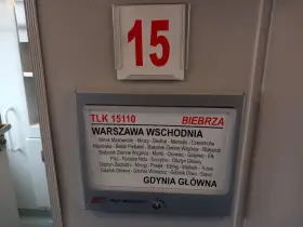 Tablica informacyjna pociągu TLK 15110 "Biebrza" na trasie Warszawa Wschodnia - Gdynia Główna.