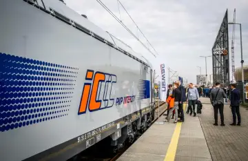 Nowy pociąg PKP Intercity na trasie Katowice-Wiedeń. Ludzie czekają na peronie.
