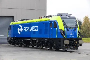 Nowa, niebiesko-zielona lokomotywa Dragon 2 PKP Cargo gotowa do pracy.