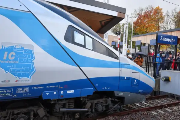 Pendolino Warszawa Zakopane na stacji. Pasażerowie czekają na peronie.