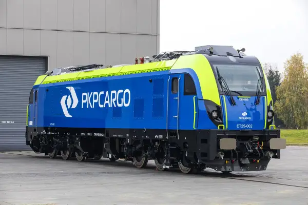 Nowa, niebiesko-zielona lokomotywa Dragon 2 PKP Cargo gotowa do pracy.
