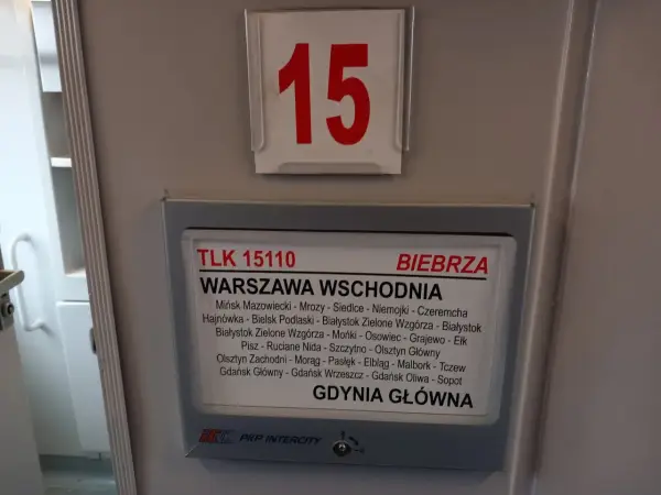 Tablica informacyjna pociągu TLK 15110 "Biebrza" na trasie Warszawa Wschodnia - Gdynia Główna.