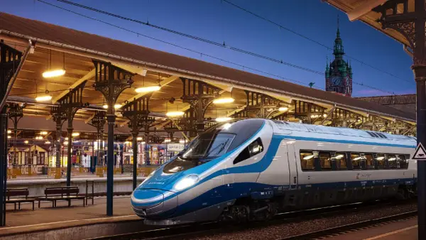 Nowoczesny wagon sypialny Pendolino na peronie dworca Gdańsk Główny. Wieczorne światła tworzą magiczną atmosferę.