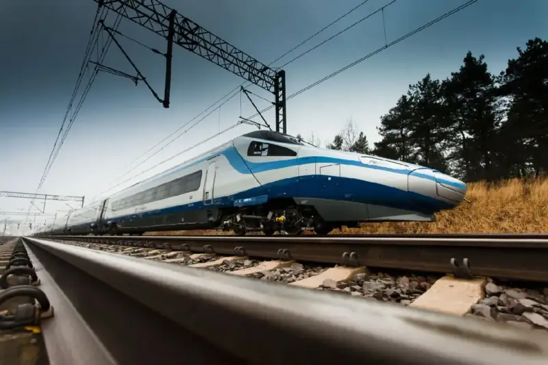 Nowoczesny pociąg Pendolino mknie po torach, gotowy do podróży z Warszawy do Sopotu.