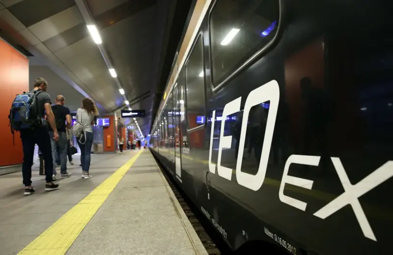 Pasażerowie czekają na peronie na pociąg Leo Express Warszawa Kraków.