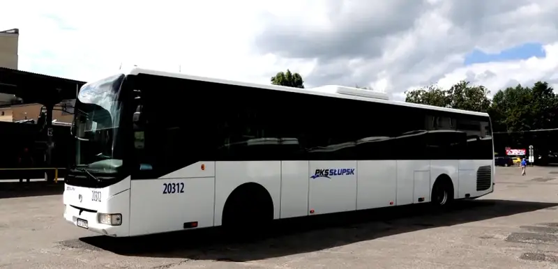 Biały autokar PKS Słupsk z numerem 20312 gotowy do podróży z Ustki do Jarosławca.