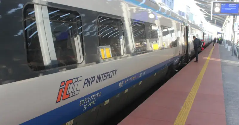 Pociąg PKP Intercity na peronie, gotowy do podróży z Warszawy do Giżycka.
