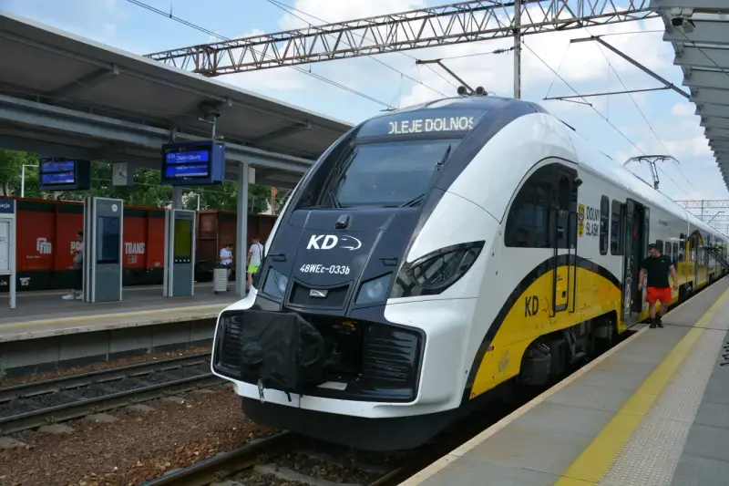 Nowoczesny pociąg KD "Koleje Dolnośląskie" czeka na pasażerów. Czy to ten pociąg do Zielonej Góry?