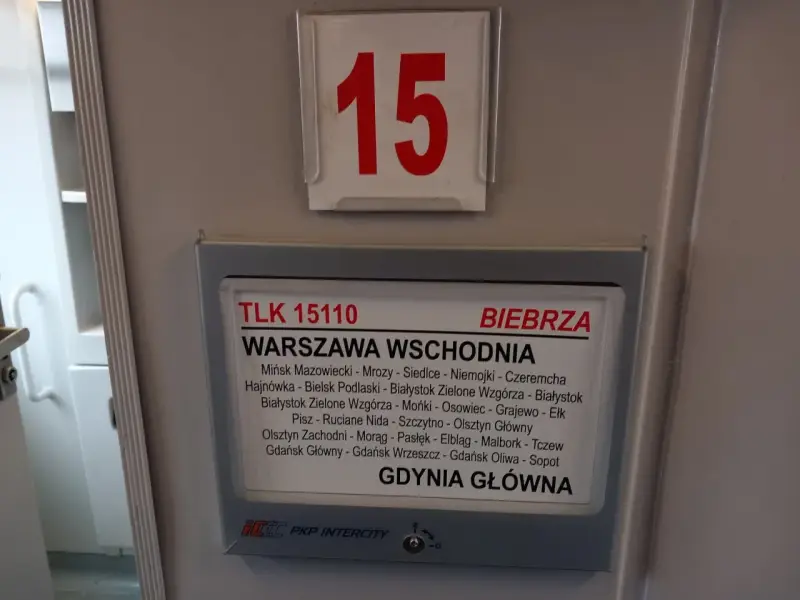 Tablica informacyjna pociągu TLK 15110 "Biebrza" na trasie Warszawa Wschodnia - Gdynia Główna.